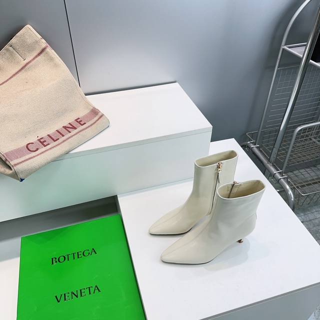 高品质出厂 ！顶级品质Bottega Veneta 25秋冬新款Bv 极简风高跟短靴系列单品 牛油皮 全真皮 高版本 小方头Bv秋冬系列 都好美啊 优雅材质运用