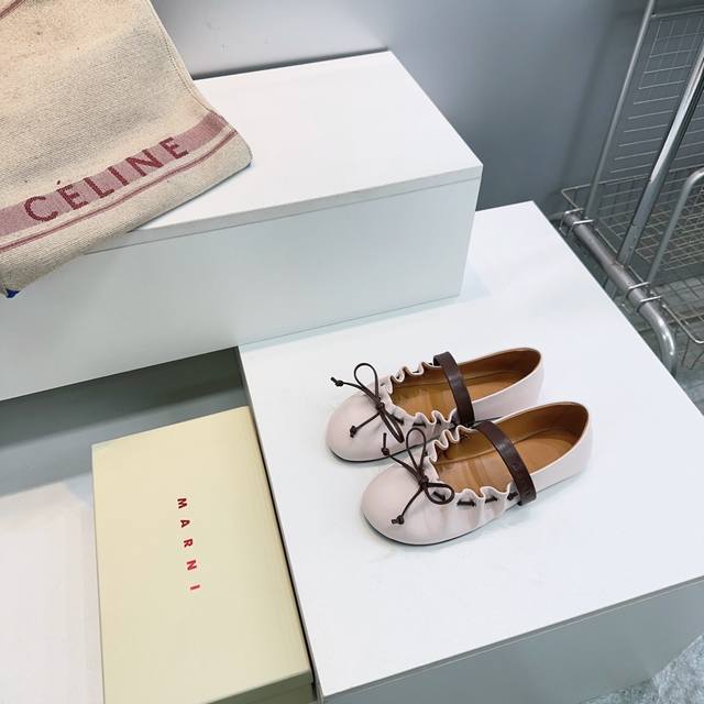 高品质出厂 ！顶级品质Marni 玛尼 26Fw 春夏新品褶皱蝴蝶结芭蕾舞鞋平底玛丽珍单鞋！ 圆头轮廓、撞色鞋面、棕色蝴蝶结与鞋口绑带，整体呈现可爱、极简的调性