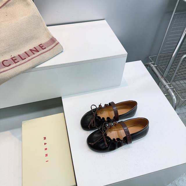 高品质出厂 ！顶级品质Marni 玛尼 26Fw 春夏新品褶皱蝴蝶结芭蕾舞鞋平底玛丽珍单鞋！ 圆头轮廓、撞色鞋面、棕色蝴蝶结与鞋口绑带，整体呈现可爱、极简的调性
