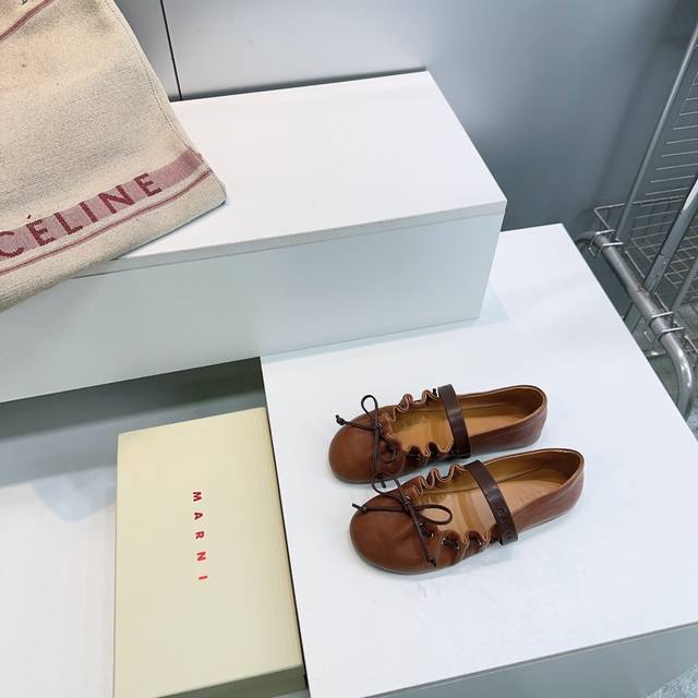 高品质出厂 ！顶级品质Marni 玛尼 26Fw 春夏新品褶皱蝴蝶结芭蕾舞鞋平底玛丽珍单鞋！ 圆头轮廓、撞色鞋面、棕色蝴蝶结与鞋口绑带，整体呈现可爱、极简的调性