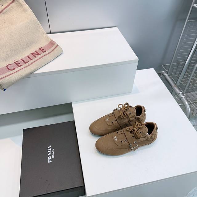 高品质出厂 ！顶级品质 prada普拉达26春夏最新款复古帆布扣带阿甘休闲鞋德训鞋！ 超多明星时尚博主种草 走秀款 复古感时髦满满 随意百搭 时尚休闲 独到味道