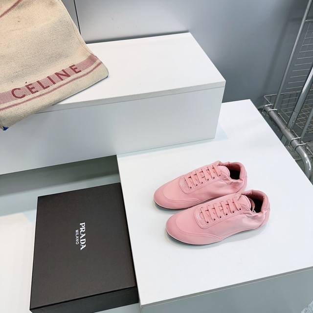 高品质出厂 ！顶级品质带飞机盒 prada普拉达2026早春走秀新品真丝绸缎轻便球鞋德训鞋休闲鞋！时装周大秀上爆出的这双球鞋 后全球各大代购官网火爆上市. 简单