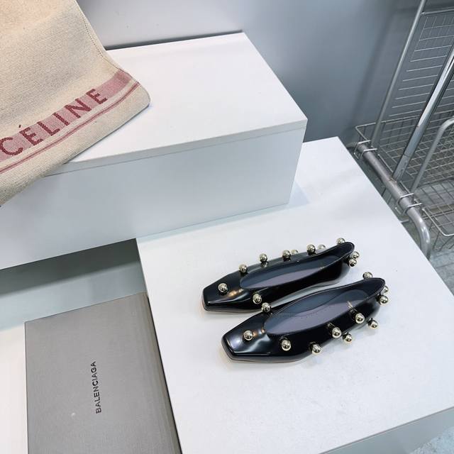高品质出厂 ！顶级品质Balenciaga巴黎世家26Ss春夏新款走秀款金属铆钉机车朋克风芭蕾舞鞋珠珠平底小方头玛丽珍单鞋 亮面牛皮革，配以金属铆钉点缀；铆钉工