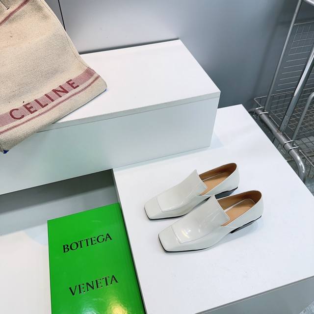 高品质出厂光面 ！ 顶级品质 Bottega Veneta 葆蝶家Bv 26春夏新款Ventura独特几何设计经典编织方头粗跟乐福鞋单鞋！ 独特的方头方跟设计