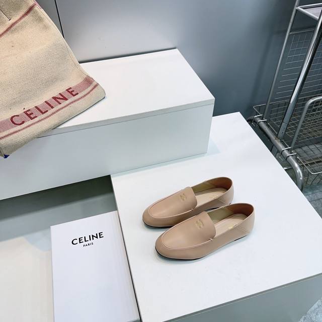 高品质出厂 ！顶级品质Celine赛琳26春夏走秀款凯旋门复古简易玛丽珍平底单鞋！ 鞋面压印金色经典凯旋门标志Logo再融合70年代经典简单款式～复古休闲又不乏