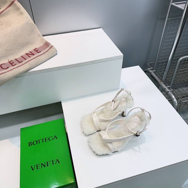 高品质出厂 ！顶级品质Bottega Veneta葆蝶家26春夏新款Bv Blink简易毛毛方头高跟凉鞋！重工全真皮手工编织！ 简直Bv最新天花板啦，羊羔毛垫脚