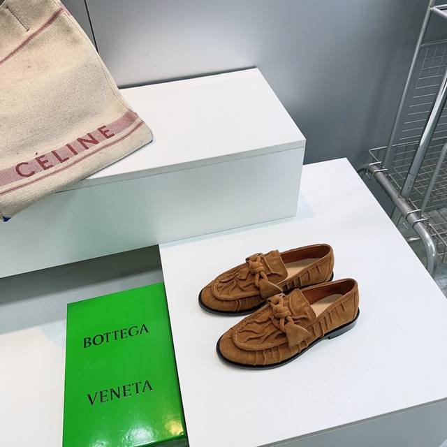 高品质出厂 ！顶级品质Bottega Veneta葆蝶家26春夏新色Bv新品麻花金属扣中性复古乐福鞋皱面小皮鞋单鞋！ 顶级版本 春夏新品 标志性金属质感绳结 老