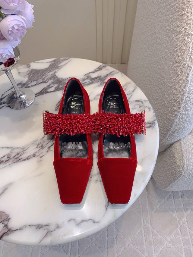 出厂价p Roger Vivie*新款丝绒方扣水钻玛丽珍单鞋 万众期待的玛丽珍 上脚舒适度太棒啦 美丽又甜酷的风格 每个女生都要有一双 鞋面进口天鹅绒 纯手工钉