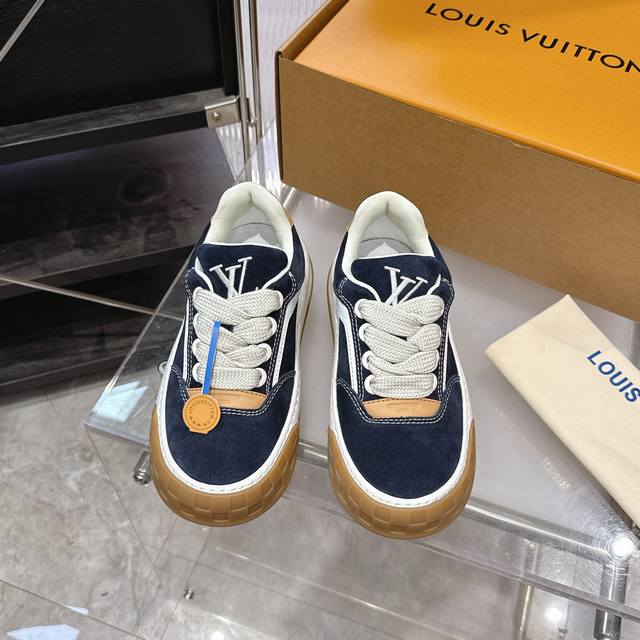 顶级版本Lv-路易威登-经典走秀新款 空胶工艺。原版1:1开发上脚非常舒适奢侈用料，做工精细，中底印有欧洲制造英文字母 鞋面由意大利进口小牛皮拼接，侧边饰有品牌