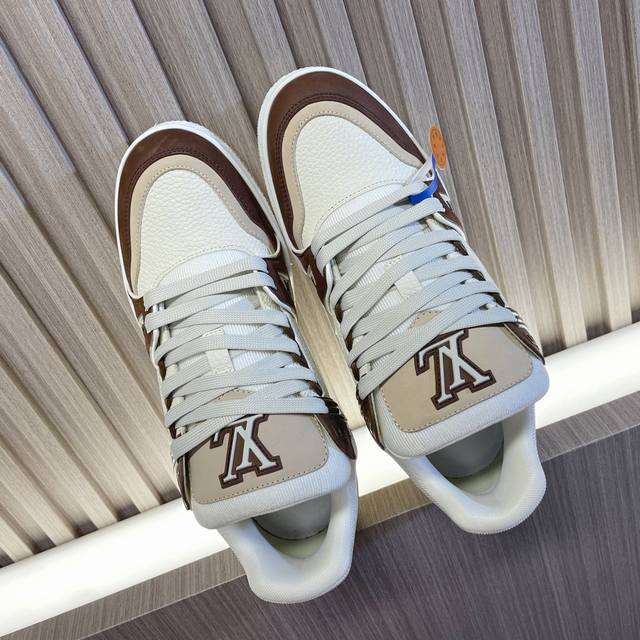 Lv Trainer~~全新升级版~~经典回归 情侣款，滑板鞋，篮球鞋，运动鞋 Lv全新运动系列；复古风视感；拥入家族多方面经典原素；超级帅气~~ 全皮革面料，