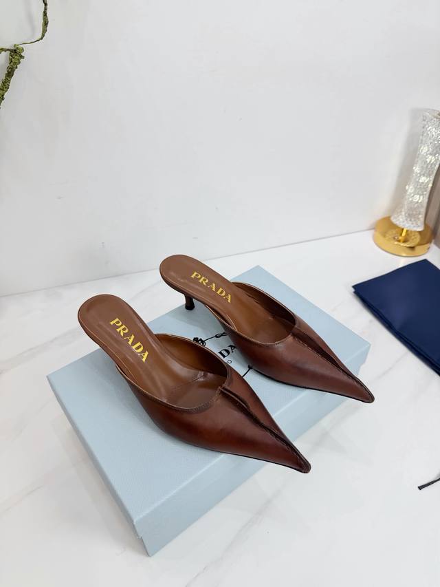 出厂 2026 Sss重磅推出普拉达最新长短靴，凉鞋单鞋，细跟，后空，粗跟系列 prada早春T台走秀网红同款＂造梦不夜城＂，prada能在重要场合上用得上了，