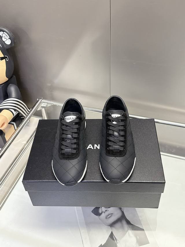 2026香奈儿新版面鞋身通体铺满标志性的菱格肌理，每一道缝线都细腻考究，将香奈儿百年的匠心工艺凝于方寸之间；利落的低帮鞋型搭配柔软的皮质，兼顾了优雅美感与上脚舒