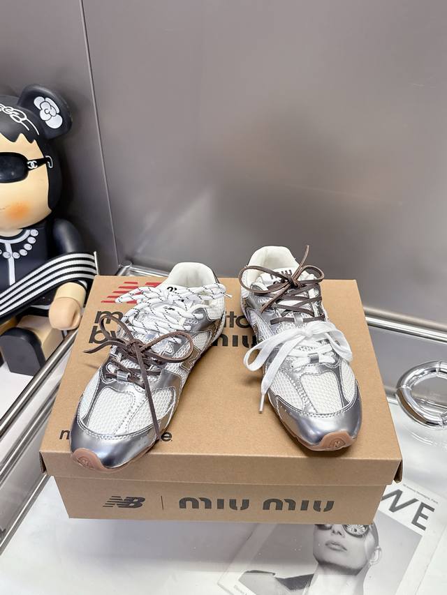 时尚无需张扬，自在随性绽放。Miu Miu满帮运动鞋，网面邂逅皮面，碰撞出透气与质感的奇妙火花。彩色拼接，如同跳跃的音符，奏响个性与活力的乐章。每一步，都踏在潮