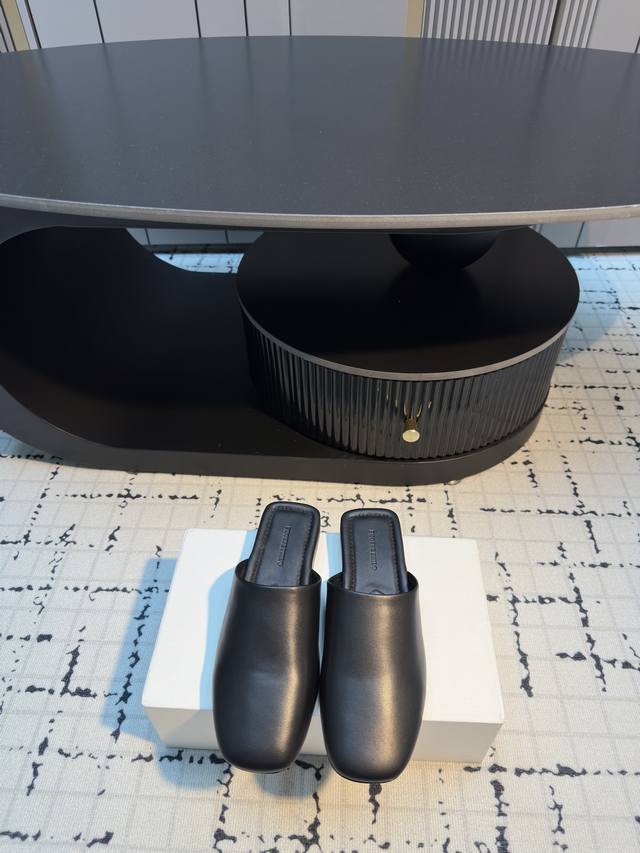 phoebe phil*低跟穆勒鞋半拖鞋单鞋 采用无后跟的穆勒拖样式，鞋头为圆润的方头设计，线条简约流畅，属于慵懒随性的平底穆勒拖类型，上脚贴合脚型且活动灵活。