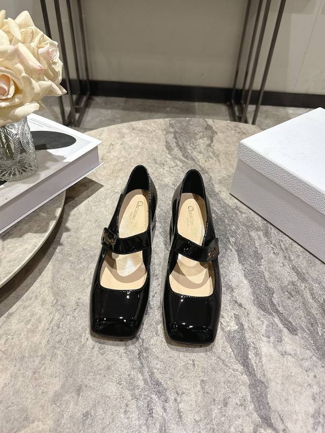 Dio*R 迪奥 2026春夏最新时装秀高定系列 Miss Dior 粗跟方头玛丽珍芭蕾舞女鞋 Cd字母Logo五金珐琅方扣低跟一圈带中古女单鞋 原版开发顶级高