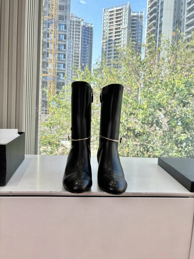 G299所见即所得代购级Chane*2026小香奈儿早春爆品弹力靴妥妥的自留款！！比经典款Slingback舒服太多啦！每个颜色上脚都很显白 的显白利器又是火爆