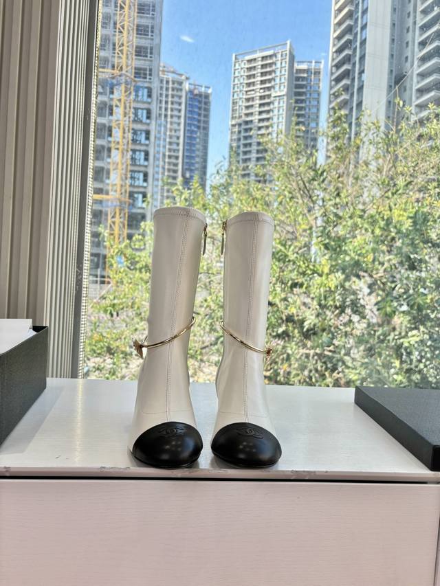 G299所见即所得代购级Chane*2026小香奈儿早春爆品弹力靴妥妥的自留款！！比经典款Slingback舒服太多啦！每个颜色上脚都很显白 的显白利器又是火爆