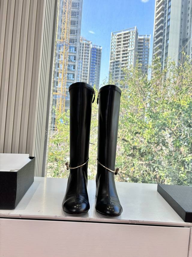 G299所见即所得代购级Chane*2026小香奈儿早春爆品弹力靴妥妥的自留款！！比经典款Slingback舒服太多啦！每个颜色上脚都很显白 的显白利器又是火爆