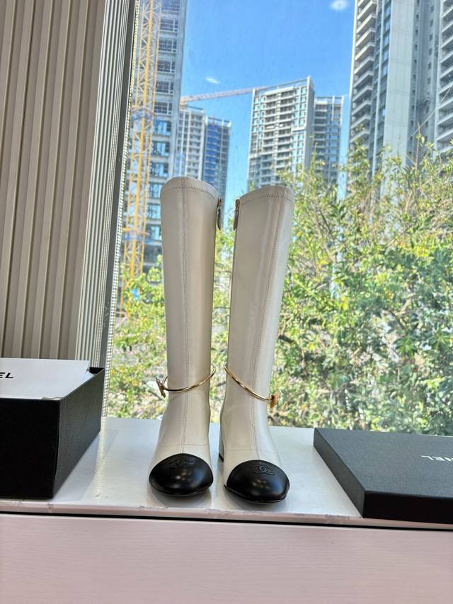 G299所见即所得代购级Chane*2026小香奈儿早春爆品弹力靴妥妥的自留款！！比经典款Slingback舒服太多啦！每个颜色上脚都很显白 的显白利器又是火爆