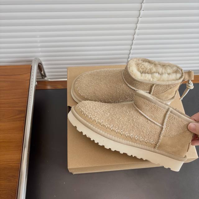 Ugg塔斯曼比亚里茨太会了 被Ugg塔斯曼比亚里茨款戳中审美！ 海边复古风设计， 出门自带松弛感 毛茸茸麂皮鞋面+标志性编织鞋领，再配个皮质小流苏，细节精致到骨