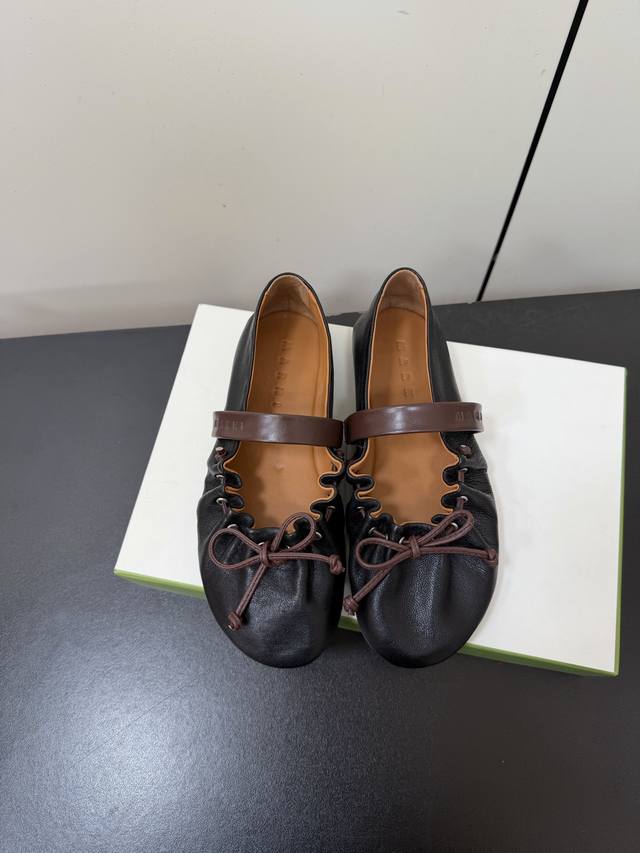 Marni 褶皱荷叶边玛丽珍芭蕾鞋平底鞋 融合芭蕾平底鞋的柔软鞋型与玛丽珍鞋的细绑带，鞋口加入荷叶边褶皱装饰，鞋头搭配细带蝴蝶结，甜美元素中又因皮革的质感增添了