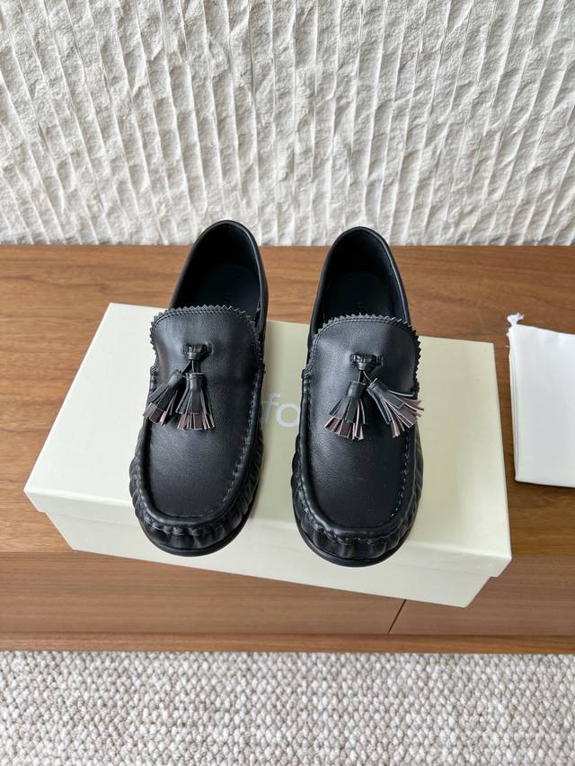 G199 Unfolio 小众潮牌 26Ss早春新款 微褶皱 流苏 乐福鞋 传统流苏乐福鞋的流苏往往丰盈、飘逸，甚至略带戏剧性。Unfolio的处理方式则是 “