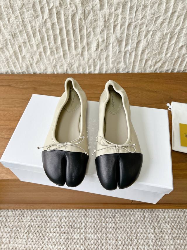 G279 Maison Margiela 马吉拉 26Ss早春新款 分趾 蝴蝶结 玛丽珍 芭蕾舞鞋 柔软绵羊面料加绵羊里皮作为设计元素 超软舒适 采用蝴蝶的长度