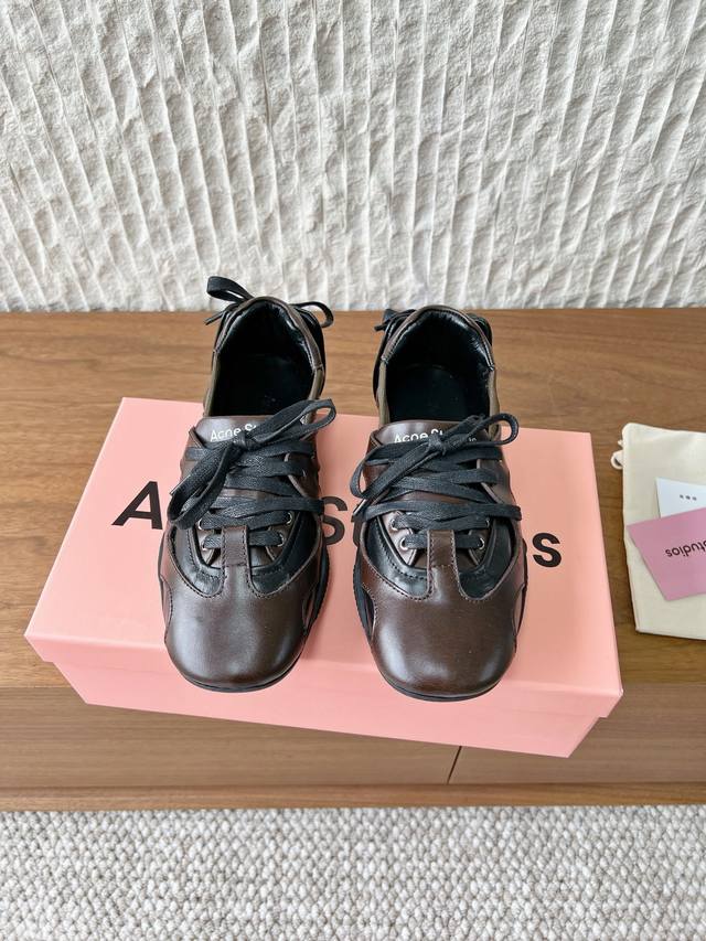 皮面 G131 Acne Studios 小众潮牌 26Ss早春新款 芭蕾风 蝴蝶结 绑带浅口 单鞋 重塑经典芭蕾舞鞋轮廓，将芭蕾的浪漫优雅与街头休闲感结合，部