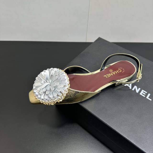 Chanel香奈儿小香风这款花朵平底包头后空凉鞋也太戳心了！金属光泽的金银款贵气满满，黑白基础款简约又高级，鞋头立体花朵装饰瞬间点亮造型，精致感拉满。尖头设计悄
