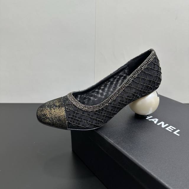 Chanel 香奈儿小香2026走秀款双C巨型珍珠跟 玛丽珍 网纱高跟单鞋 在米兰时尚的T台上 亮相便艳惊四座，成功晋升为潮流人士的梦中情靴 。经典的双C标志与