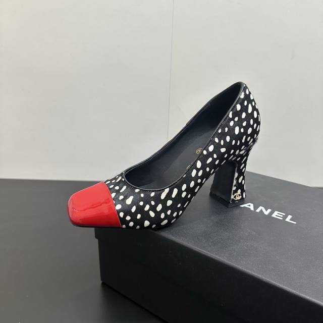 马毛 Chanel小香风香奈儿小香F016 2026Ss早春走秀新款高跟拼接单鞋 专柜简直疯抢了，各大社交平台热门晒图，这期的走秀款绝对太帅了，绝对是这一季最热