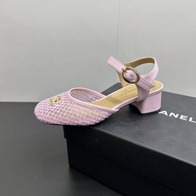 Chanel香奈儿小香新品网纱粗跟凉鞋，标志性双C金属标缀于鞋头，精致又显贵气。网纱镂空设计自带轻盈感，方头搭配粗跟，上脚稳当还能悄悄拉长腿部线条，小个子也能穿