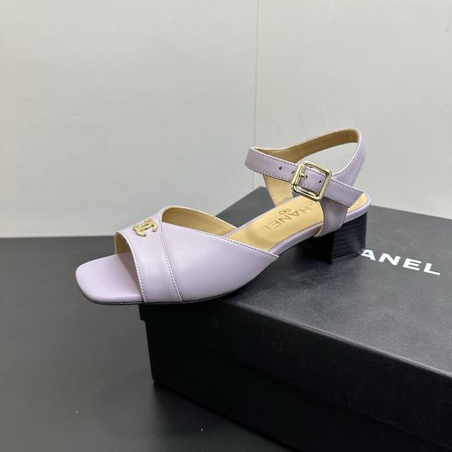 Chanel香奈儿小香新品露趾粗跟凉鞋，经典双C金属标点缀鞋身，简约又不失精致感。方头露趾设计修饰脚型，低粗跟走路稳当不累脚，日常出街或职场穿搭都能轻松Hold