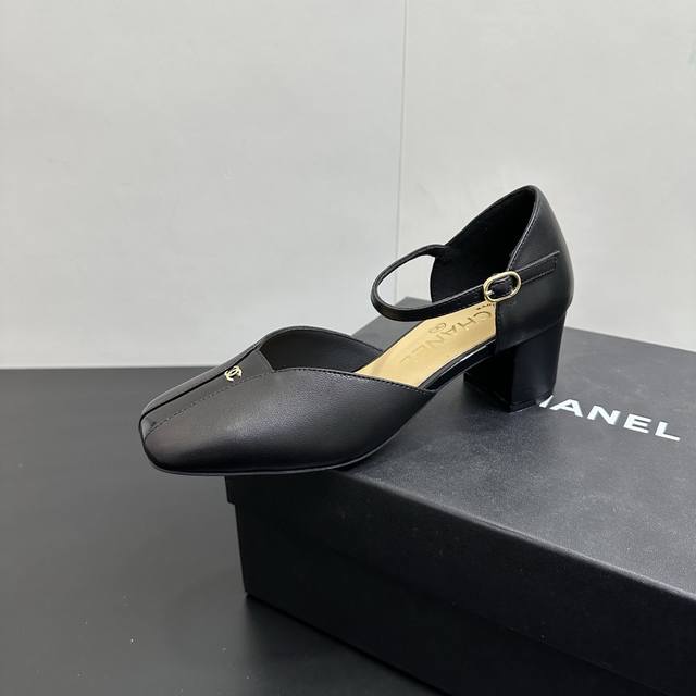 Chanel香奈儿小香新品拼色玛丽珍粗跟方跟高跟拼接凉鞋，经典双C标识点缀鞋头，优雅又精致。方头搭配粗跟设计，上脚稳当还能悄悄拔高，轻松打造优越比例，日常通勤或