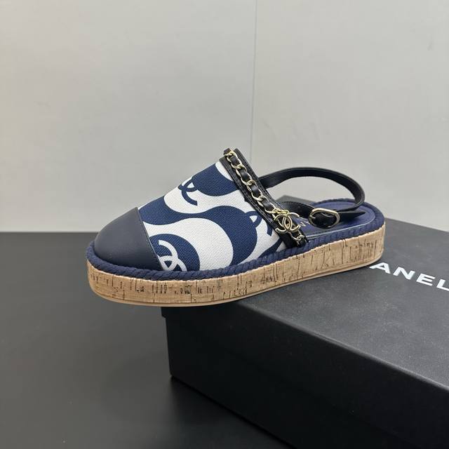 Chanel香奈儿小香新品链条印花厚底半拖凉鞋，标志性的双C印花，精致又贵气。厚底设计太绝了 瞬间拉长腿部线条，小个子女生也能轻松拥有大长腿。 木纹纹理为鞋子增