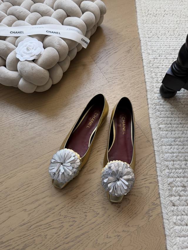 Chanel 26C春季山茶花单鞋！ 顶级版本！抢先发售 鞋面进口小羊皮 内里垫脚混种羊皮 真皮大底 码数：34-41 34 40 41定制不退换