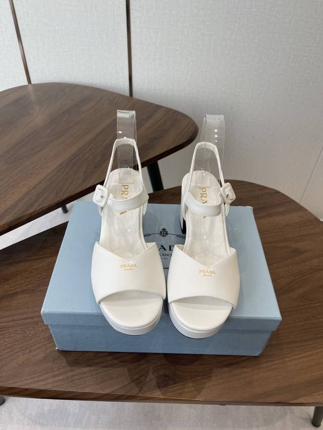 prada普拉达26Ss早春走秀爆款时装凉鞋系列 prada春夏T台走秀网红同款＂造梦不夜城＂，prada能在重要场合上用得上了，小清新风带点贵气的感觉，上脚非