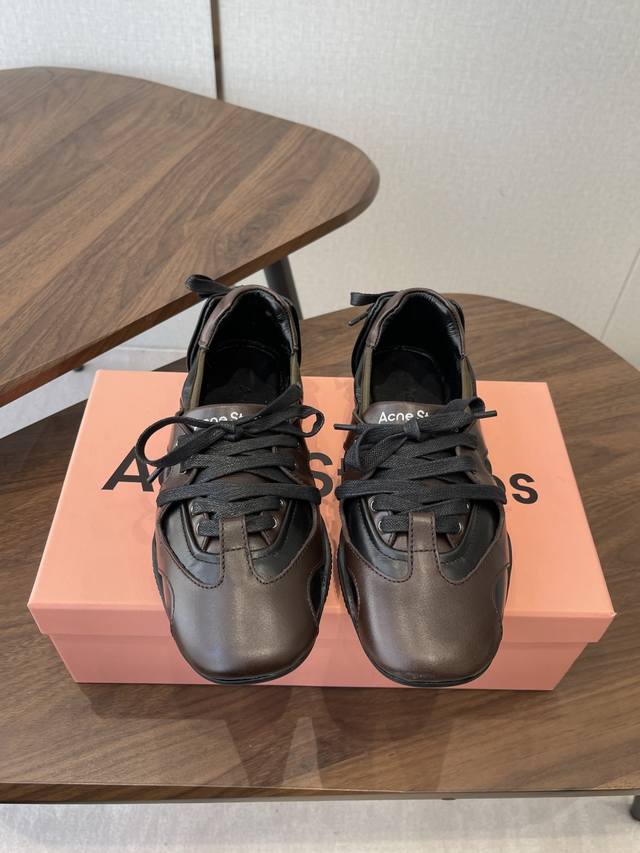 Acne Studios 26Ss 春夏季新款走秀款芭蕾鞋 可以说每一双都是可以珍藏的鞋子 今年这款芭蕾鞋真的是太美了 设计搭配芭蕾舞鞋瞬间仙儿到爆！ 细节完全