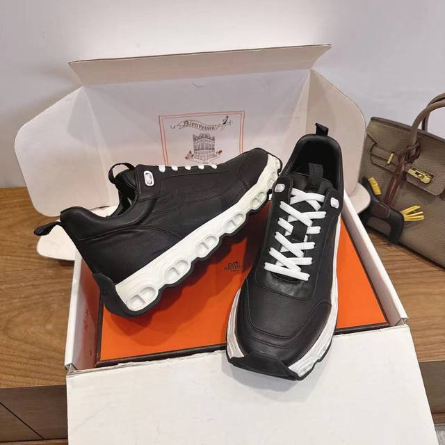 Hermes Fw25 Ne Arrival～ 秋冬新款Trail运动鞋 Trail运动鞋款式，设计经典百搭，一脚蹬的样式方便穿脱，适合多种场合穿搭。品牌标识：