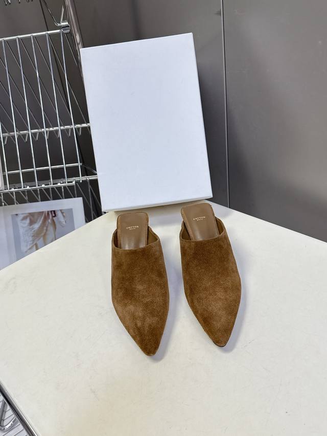 Carven2026春夏最新老钱风时装鞋 超多明星时尚博主种草 Carven的设计风格通常以经典简约为主 无处不在设计风格配上时下最流行的型体 展现出高贵大气的