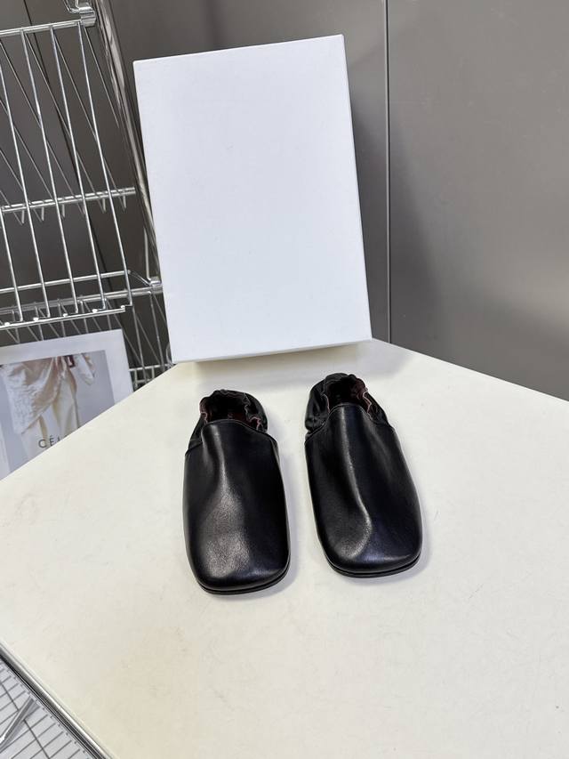 Khaite 2026春夏最新款后松紧平底玛丽珍鞋 极简前卫的设计，让Khaite近年响亮时尚界。短短几年间已经成为最受欢迎的服装品牌之一它简约日常，又不失女性