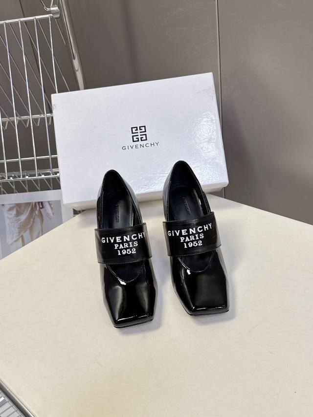 Givenchy纪梵希章若楠同款Sliced Square高跟鞋 超多明星时尚博主种草 轻松优雅气质。兼顾风格与极度舒适，弹性饰带缀”Givenchyparis
