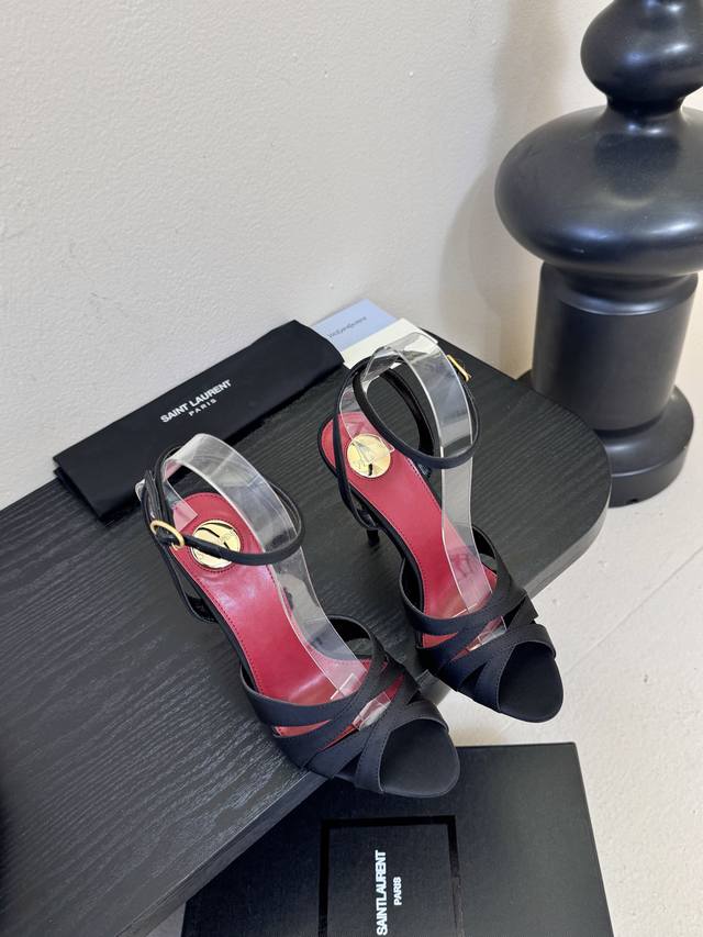 圣罗兰Saint Lauren* Ss新Ysl Logo高跟凉鞋 Ysl走秀款高跟鞋 各种小裙子搭配起来 完全不挑脚型哦 Ysl Logo跟特别好看！在光线的照