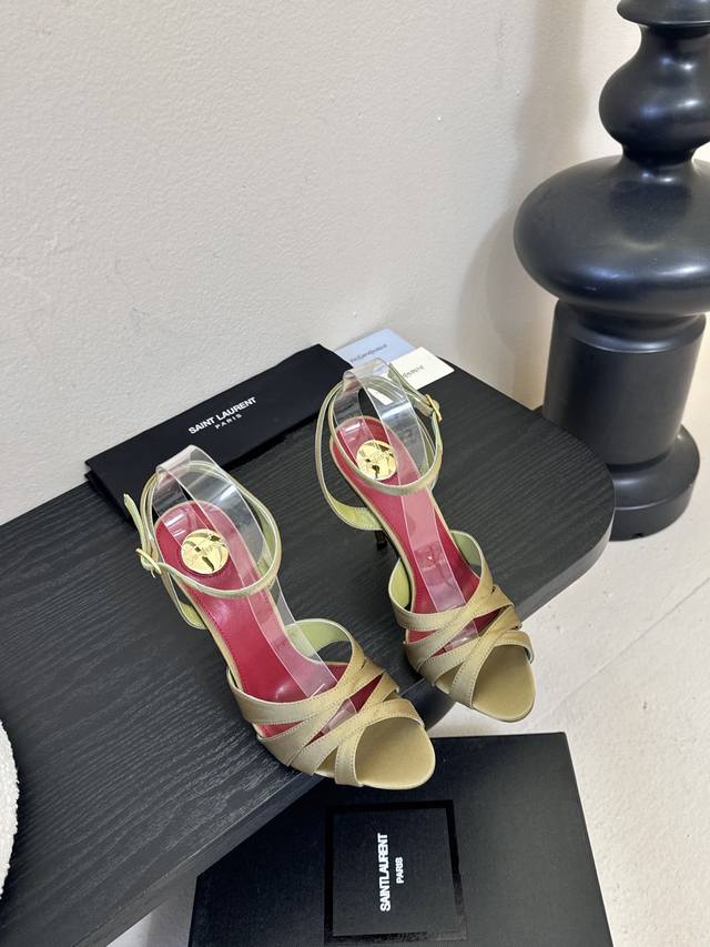 圣罗兰Saint Lauren* Ss新Ysl Logo高跟凉鞋 Ysl走秀款高跟鞋 各种小裙子搭配起来 完全不挑脚型哦 Ysl Logo跟特别好看！在光线的照
