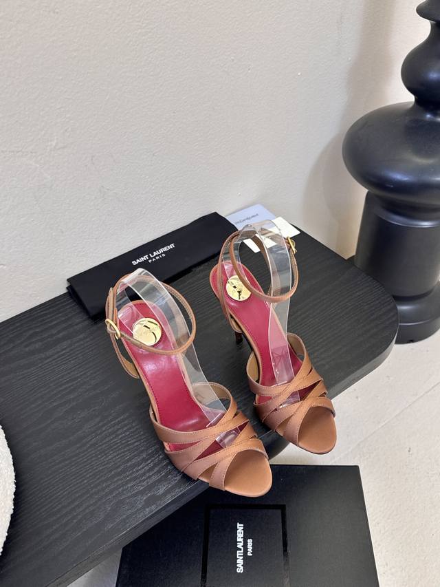 圣罗兰Saint Lauren* Ss新Ysl Logo高跟凉鞋 Ysl走秀款高跟鞋 各种小裙子搭配起来 完全不挑脚型哦 Ysl Logo跟特别好看！在光线的照