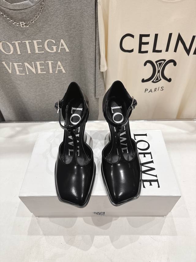 高版本出厂 Loewe 罗意威F036 2026Ss春夏新款高跟玛丽珍凉鞋高跟鞋单鞋 别致的一体鞋面设计，展露柔美风情。从华丽的裙装，到干练简洁的裤装。这双高跟