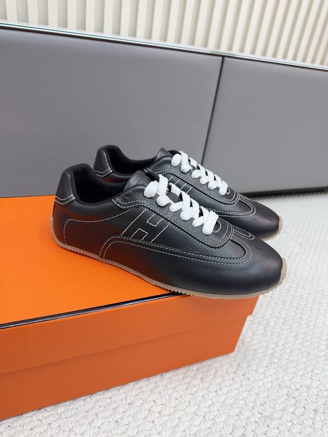 Hermes 爱马仕情侣鞋，步履生辉 经典德训鞋，重塑情侣默契足迹 斜体线条勾勒灵动轮廓 明艳色彩点缀都市风景 每一针都是法式美学的轻盈注脚 漫步在风与自由之间