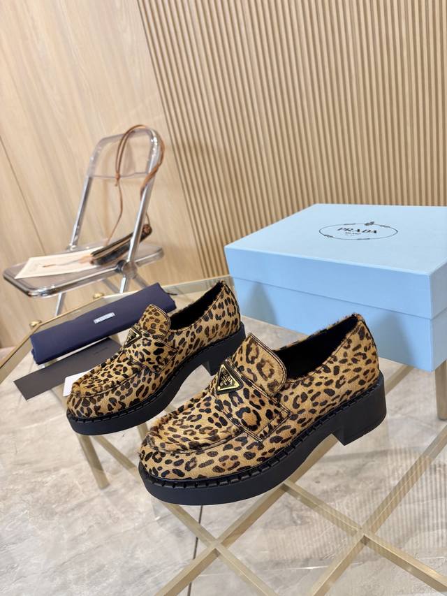 女款 男款p prada乐福鞋，经典再临 顶级复刻｜品质已认证 当经典乐福鞋遇上匠心工艺 每一寸皮革都诉说高级 标志性三角标闪耀足尖 4.5Cm恰好的优雅高度