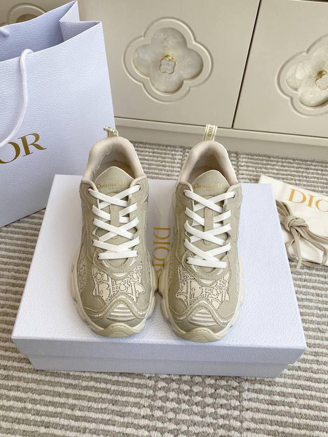 新色 Dio 官网主推新品 Dior Vibe 3D老花运动鞋 顶级品质 这款 Dior Vibe 运动鞋融入 Dior 的高订精神，重新诠释经典跑鞋。搭配深蓝