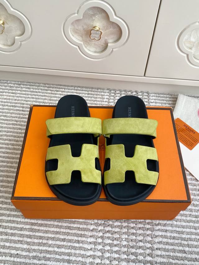 批女p 男p 新色 Hermes 爱马仕H家Chypre系列 魔术贴二舅拖鞋 顶级品质 鞋面：进口头层石头纹牛皮 手掌纹牛皮 渐变色牛皮 山羊皮 羊京 牛仔布